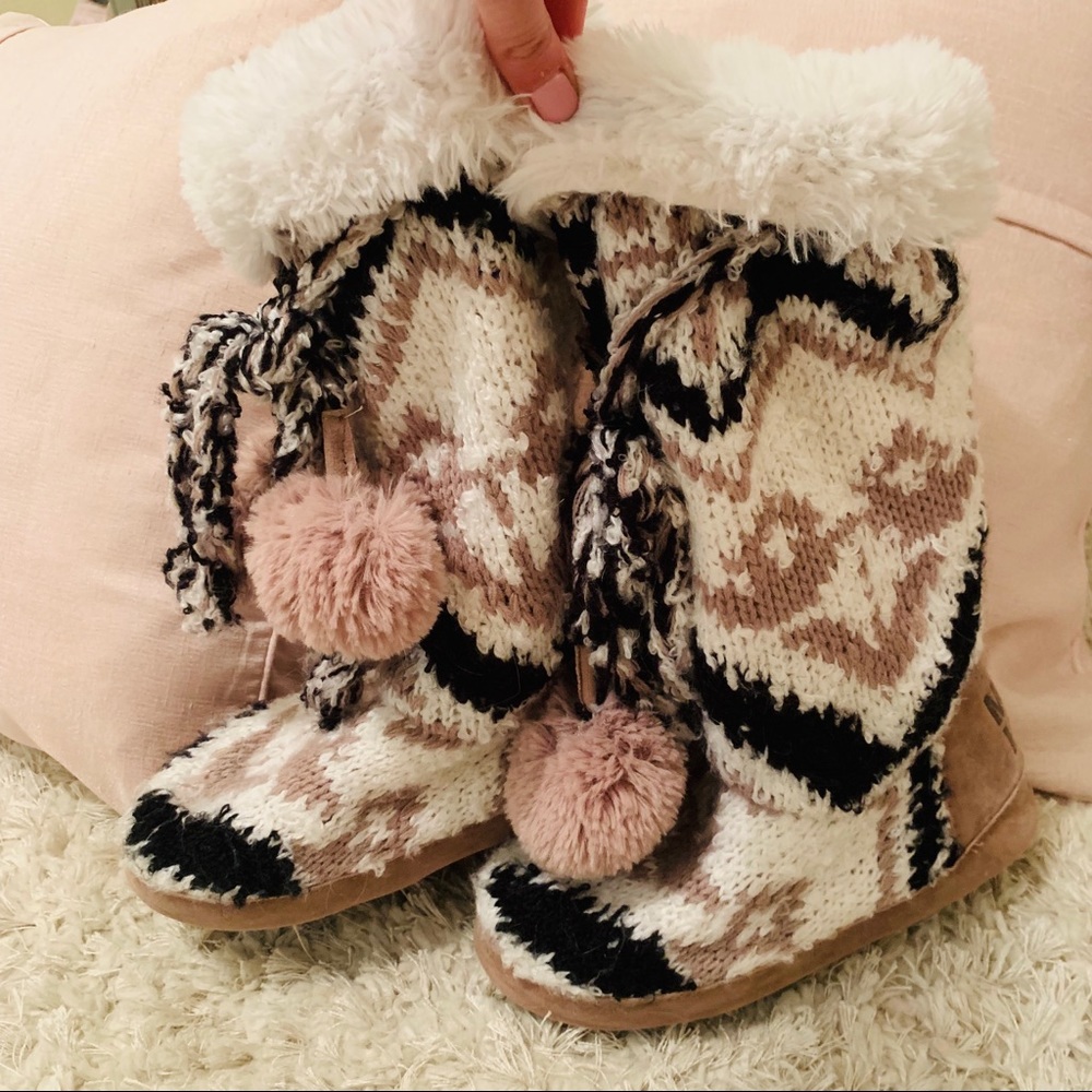 Muk Luks Purple Pattern Booty Slippers Size 6